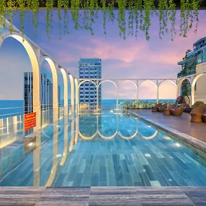 https://golden-lotus-luxury-hotel-danang.dananghotels.net